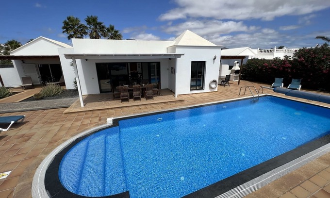 Yaiza House | Casa Jemma is a unique Sea Front 4 bedroom villa with 12x4 pool and games room