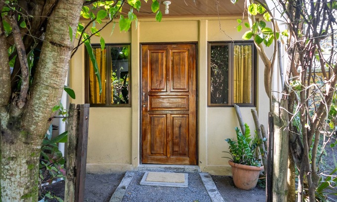 Tortuguero Apartment | Casa Kattleya, Ubicada en el Centro de Tortuguero, a Pocos Metros de la Playa