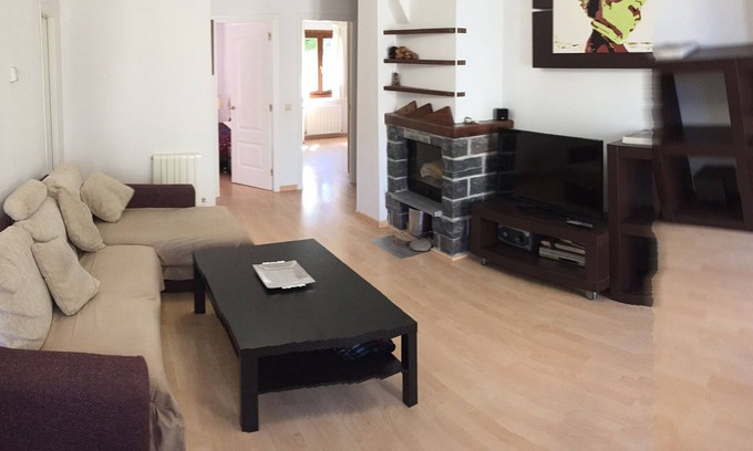 El Pueyo de Jaca Apartment | Casa La Corona in the Pyrenees next to the Bubal Reservoir.