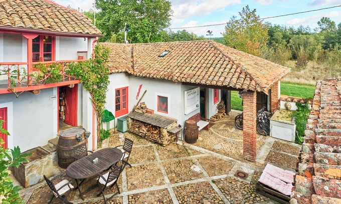 Villamejil House | Casa 'La Madrigata' with Private Terrace, Shared Garden, and Wi-Fi