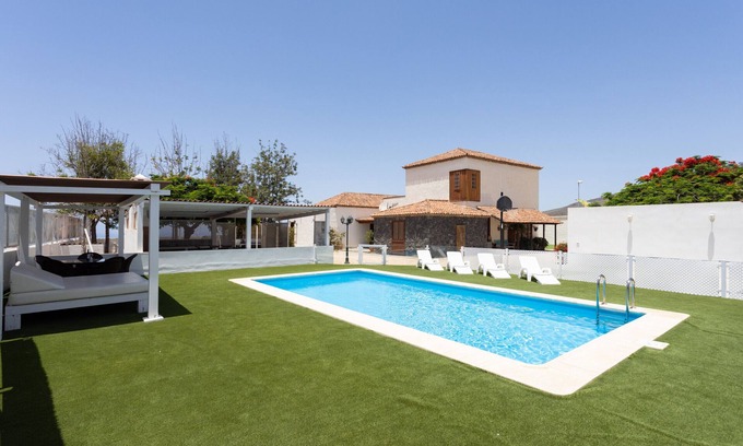 Adeje Villa | Casa La Rueda with pool