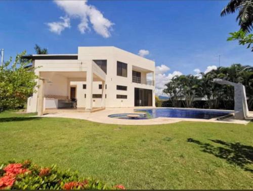 Girardot House | Casa Lagos del Peñon