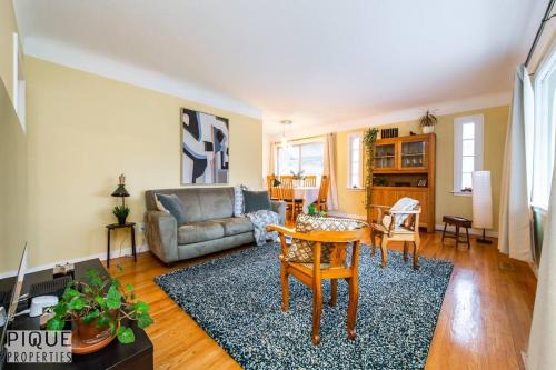 Southwest Edmonton Apartment | Casa LeBlanc - Latin Vibes - Sleep 8 - Netflix - Long Term