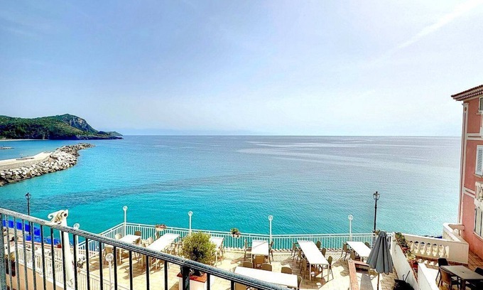 Marina Di Camerota Apartment | Casa Lentisco: A bright and sunny apartment which faces the sun and the sea, with Free WI-FI.