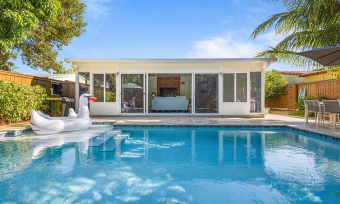 South Middle River House | Casa Limon, Stunning Pool, 10 Mins to the Beach
