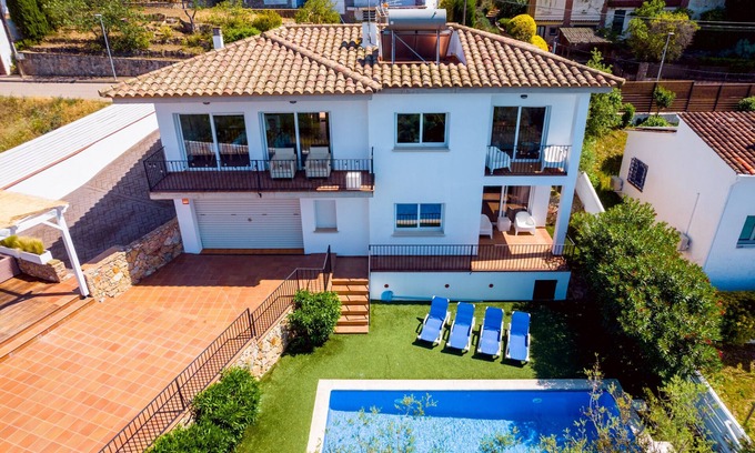 Pals Villa | Casa Loto beautiful modern familiy house