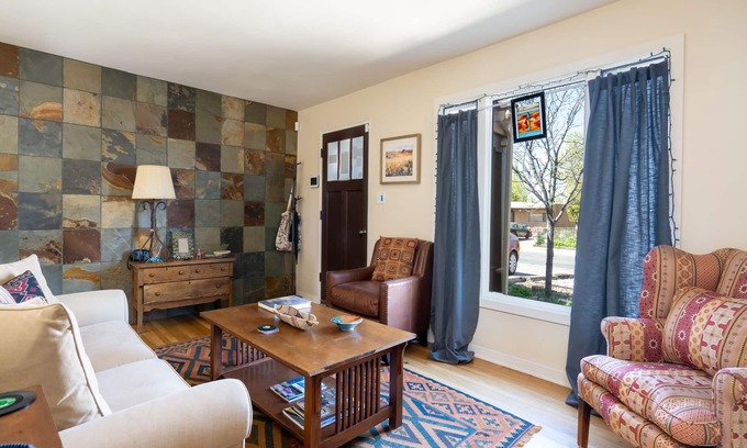 Southside House | Casa Lujan | Cozy Home with Hot Tub + Near Area Attractions!