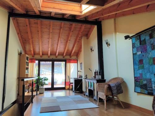 Limpias House | Casa Maitri- con piraguas junto a la ría
