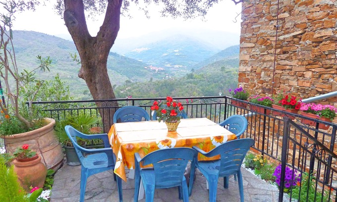 Civezza House | Casa Mamma Rosetta, one step away from the sea, the mountains and the cycle path