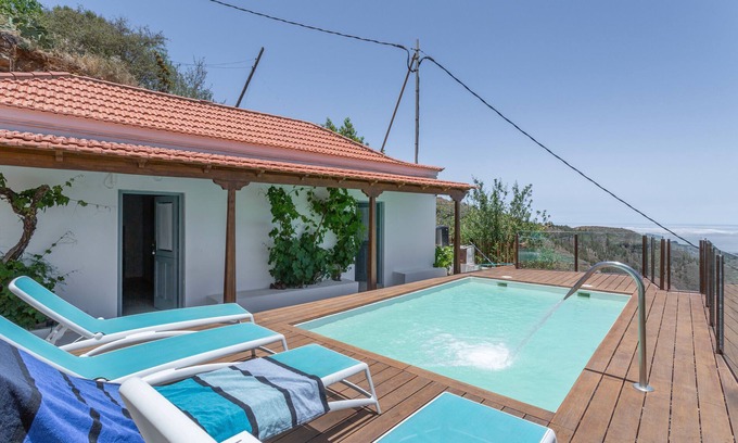 Vega de San Mateo Ski Chalet | 'Casa Mica' with Mountain View, Wi-Fi and Air Conditioning