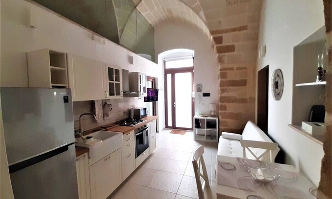 Brindisi Histotic Center Apartment | "Casa Mimà": characteristic architecture of the historic center with a modern style.