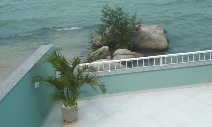 Palhoca House | Casa Moderna, de Frente ao mar c/ 3 Quartos e Piscina