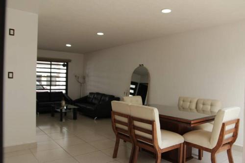 Leon House | Casa moderna con terraza privada