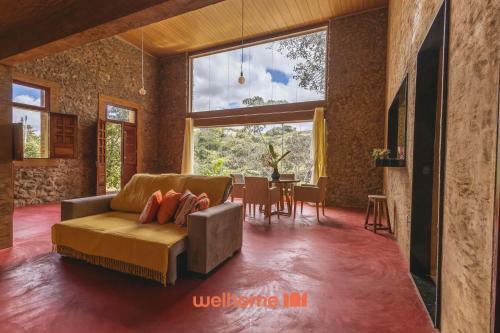 Bezerros House | Casa na pedra em Serra Negra vista para montanha