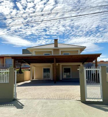 Palhoca House | Casa na praia em SC com Wi-Fi e churrasqueira