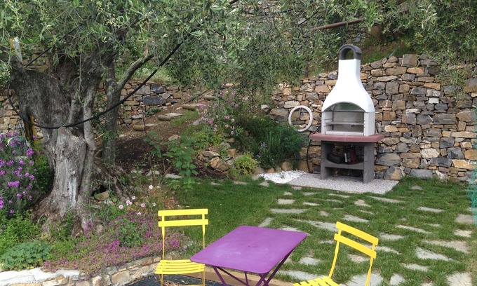 Diano San Pietro Apartment | Casa Nelle Rose 2, Giardino e Vista Sulla Valle