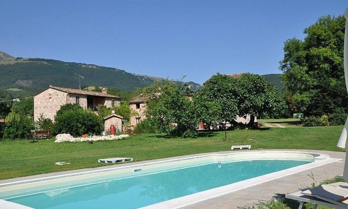 Sarnano House | Casa Noriana D: A characteristic and welcoming apartment situated in a quiet location, surrounded by a wonderful garden, with Free WI-FI.