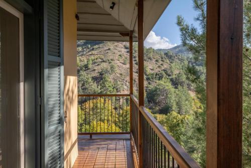 Treis Elies House | Casa Oliva Guesthouse