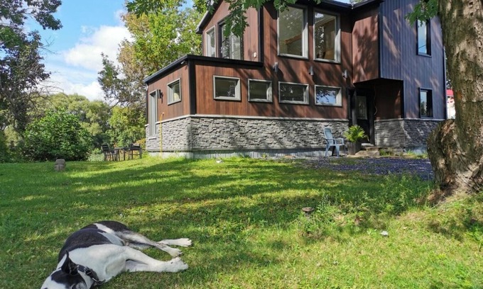 Saint-Pie Ski Chalet | Casa on the lazy River, Pet friendly!