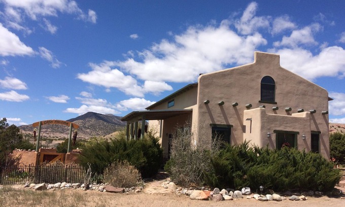 Abiquiu House | Casa Paloma Centrally Located Abiquiu Gem: great views, roomy kitchen, new AC!
