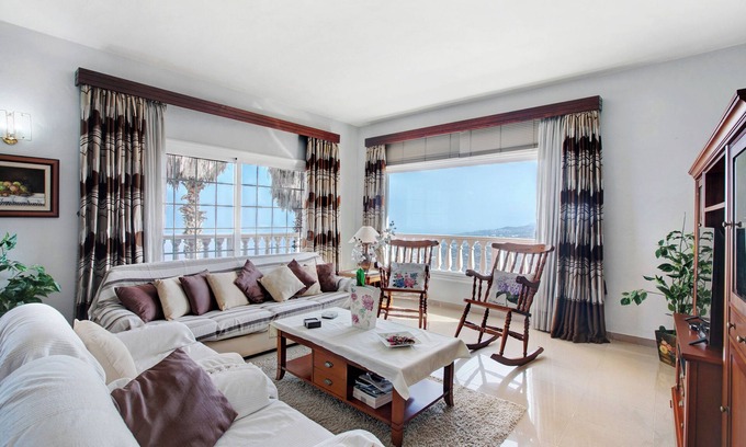 Icod de los Vinos Ski Chalet | 'Casa Paseo Mirabal' with Sea View, Private Terrace and Wi-Fi