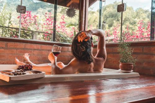 Sao Bento do Sapucai House | Casa Pedacinho de Céu com banheira de hidromassagem e lareira