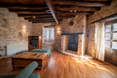 Monagroulli House | Casa Piedra, Hidden Gem, Jacuzzi, BBQ, Patio in Monagroulli