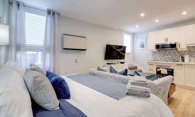 Leslieville Apartment | Casa Queen-Leslieville Suite w LRG Patio