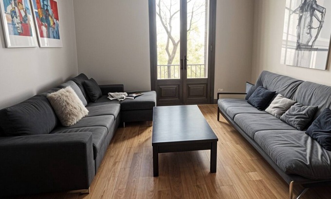 Ciutat Vella Apartment | Casa Real - Modern 2 BR With A/C Near Plaza Real.