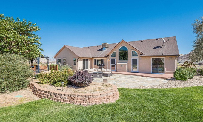 Grand Junction House | Casa Rimrock: Pergola Dining and Monument Views