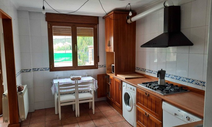Santo Domingo de Silos Apartment | Casa Rosa, Perfecta Para Familias Grandes!
