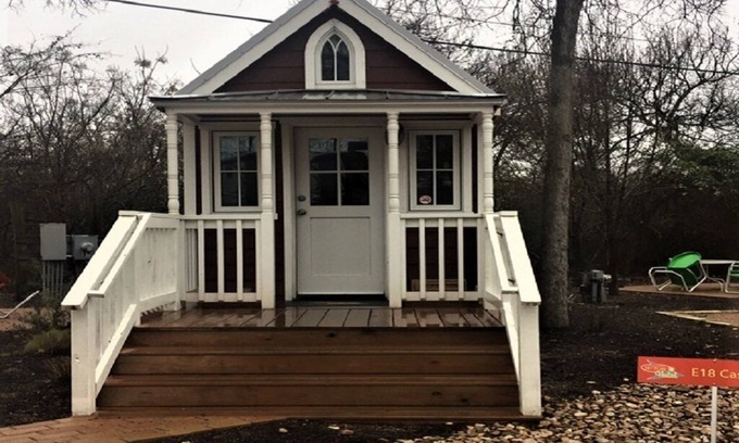 Willis Cabin | Casa Rosa Waterfront Tiny Home nLake Conroe Retreat Beautiful Sunsets