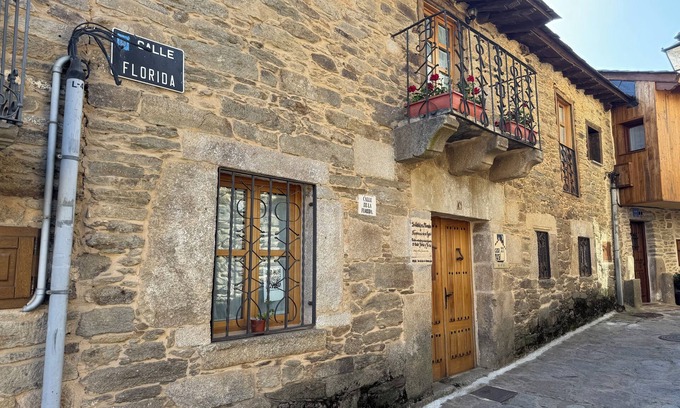 Puebla de Sanabria Cottage | Casa Rural con 4 Dormitorios Dobles y 2 Baños Próxima a Plaza Mayor y Castillo