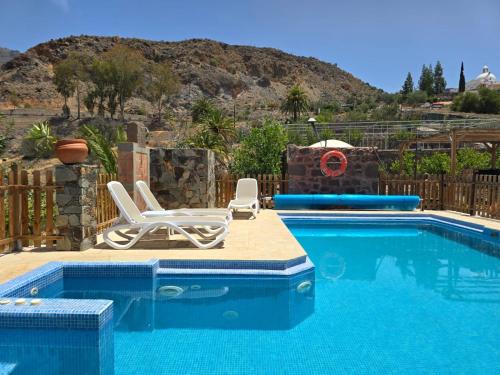 Santa Lucia Ski Chalet | casa rural LA LIMERA con piscina privada