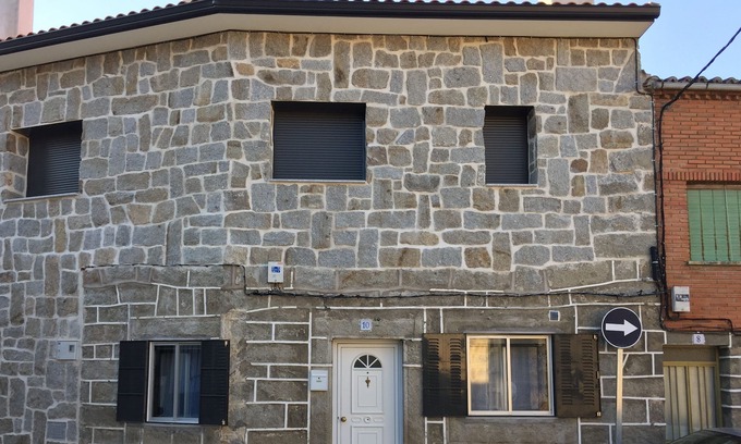 Burgohondo House | Casa Rural, old stone house