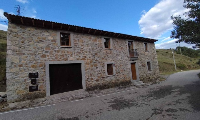 Cuevas de Vinayo Cottage | Casa Rural Sensaciones 3 bedrooms with garden