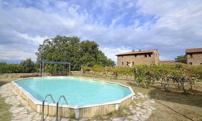 Monteriggioni House | Casa Scoiattolo B: A cozy and welcoming apartment surrounded by meadows and by green hills, with Free WI-FI.