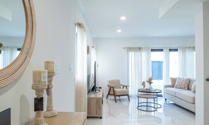 Florida City House | Casa Serenity - 4BR Homes for big families - Near Florida Keys!