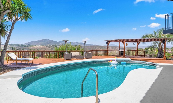 El Cajon Apartment | Casa sunset Modern 2BR/1BA in Fletcher Hills with beautiful sunset views, pool