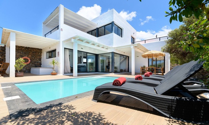 Conil Ski Chalet | Casa Sur, Spectacular Views of Sea and Volcanoes with Heated Pool