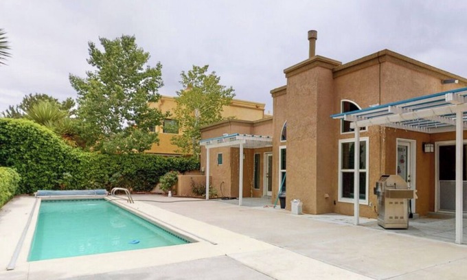 Northeast Heights House | Casa Tranquil Azul - A tastefully renovated home