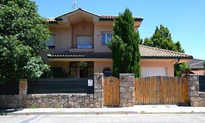 Becerril de la Sierra Cottage | Casa Trepador Azul for 8 people with plot and table football.