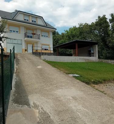 Corullon House | Casa turismo rural Becar