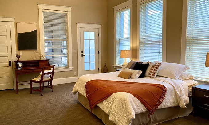 Downtown Apartment | Casa Urbana's - The Artisan Bedroom