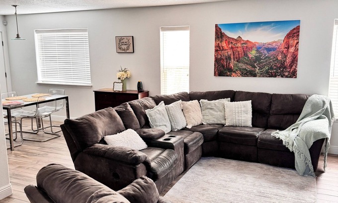 Farmington House | Casa Uva beautiful family retreat with a pool near to everything you need.