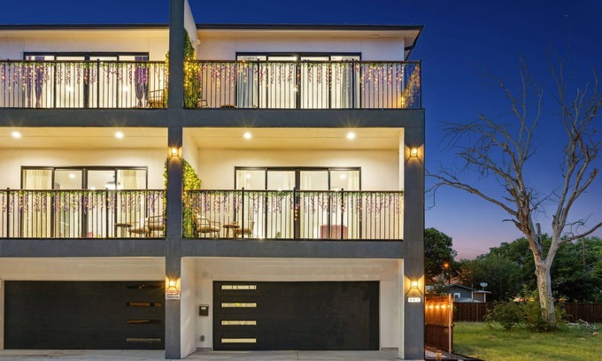 West Dallas House | Casa Verde Balcony 4 Bedrooms in Downtown Dallas.