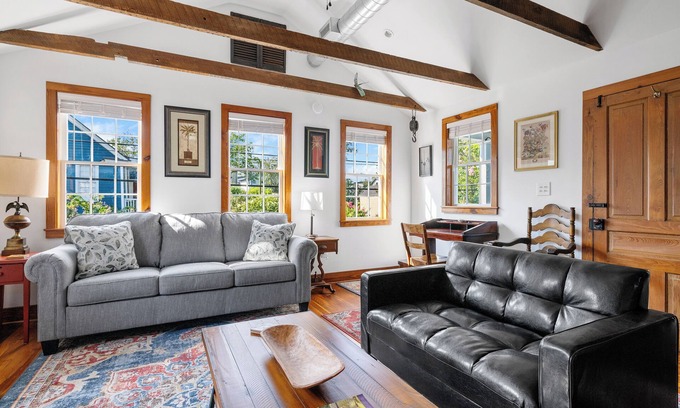 Cannonborough Elliotborough House | Casa Vieja-B: Sunny and Sleek 1BR