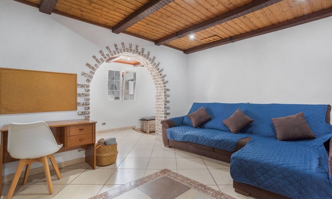 Montijos Cottage | 'Casa' with Balcony and Wi-Fi