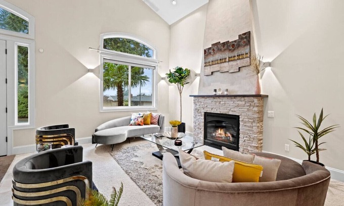 Bellevue House | Casa Woodridge: A Stylish Bellevue Retreat