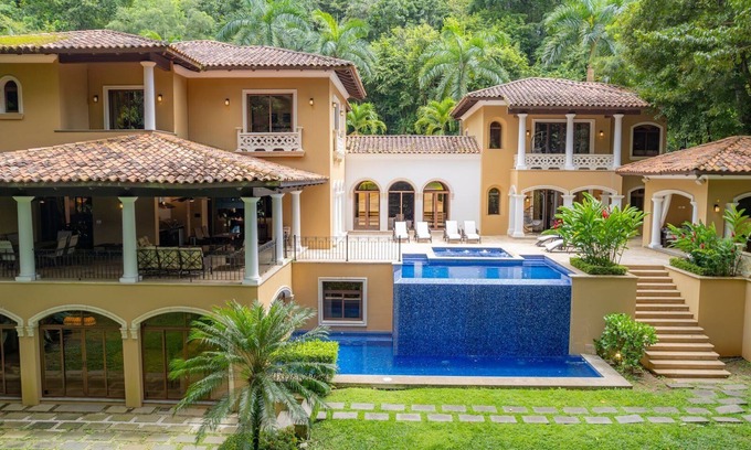 Jaco Villa | Casa Zafiro 7 bdrs private pool in Los Suenos